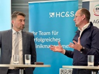 Zwei Männer unterhalten sich.