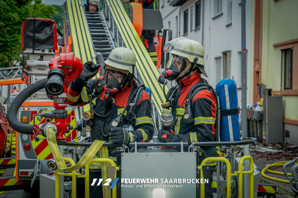 Einsatzfotos: Wohnungsbrand Dudweiler Scheidter Straße Einsatzfotos: Wohnungsbrand Dudweiler Scheidter Straße