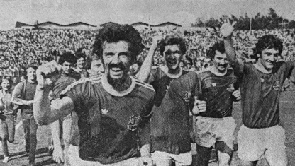Siegesjubel beim FCS nach dem letzten Spiel der Saison 1975/1976 gegen die Eintracht Kreuznach, 5. Juni 1976. Jubelnde Fußballspieler des 1. FC Saarbrücken laufen über das Spielfeld. Im Hintergrund eine Tribüne.