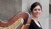 Portrait einer Frau mit Harfe