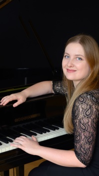 Oksana Oposhnian Junge Frau am Piano sitzend
