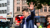 Menschen mit gelben Schildern vor dem Rathaus St. Johann