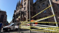 Gelbes Absperrband vor dem Rathaus St. Johann