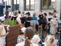 Eine Gruppe aus Kindern und Jugendliche mit Instrumenten
