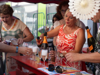 Eine Frau schenkt Sekt aus