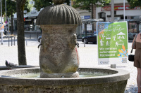 ein Brunnen in einer Fußgängerstraße